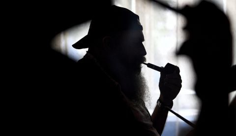 Los científicos encontraron que las concentraciones de nicotina y de compuestos orgánicos volátiles relacionados con el tabaco subieron cuando el público ingresó a una sala de cine, bien ventilada, exponiéndolos al equivalente del humo de segunda mano de uno a diez cigarrillos.EFE/DAREK DELMANOWICZ/Archivo