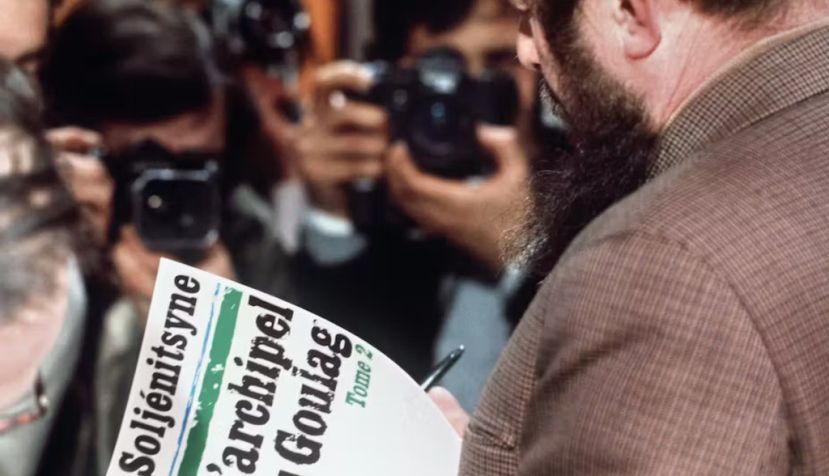 Alexandre Soljénitsyne pendant une séance de dédicace de L’Archipel du Goulag à Paris en avril 1975. AFP