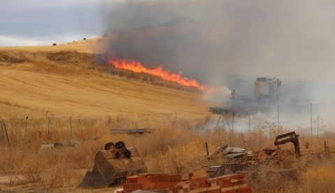 Un incendio en terrenos de pastos en el municipio de Aldeatejada. EFE/J.M.GARCIA