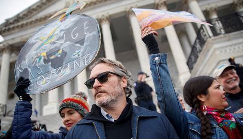 Washington (Estados Unidos), 10/01 / 2020.- El ganador del Globo de Oro, Joaquín Phoenix, participa en la manifestación sobre el cambio climático del simulacro de incendio el viernes en el Capitolio de los Estados Unidos en Washington, DC, EE. UU., 10 de enero de 2020. Jane Fonda, ganadora del Globo de Oro Joaquín Phoenix , Participaron la ganadora del Premio de la Academia Susan Sarandon y Martin Sheen. (Protestas, Incendio, Estados Unidos, Fénix) EFE / EPA / SHAWN THEW
