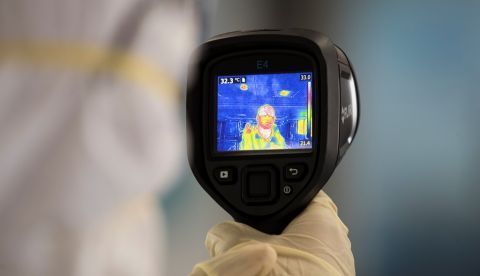 Personal de sanidad controla este martes la temperatura de los viajeros ante la pandemia del coronavirus, en el Aeropuerto Internacional de Las Américas, en Santo Domingo (República Dominicana). EFE/Orlando Barría