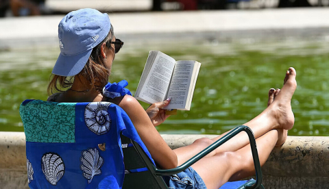 Leer al sol en París, uno de tantos placeres. Oliverouge 3/Shutterstock