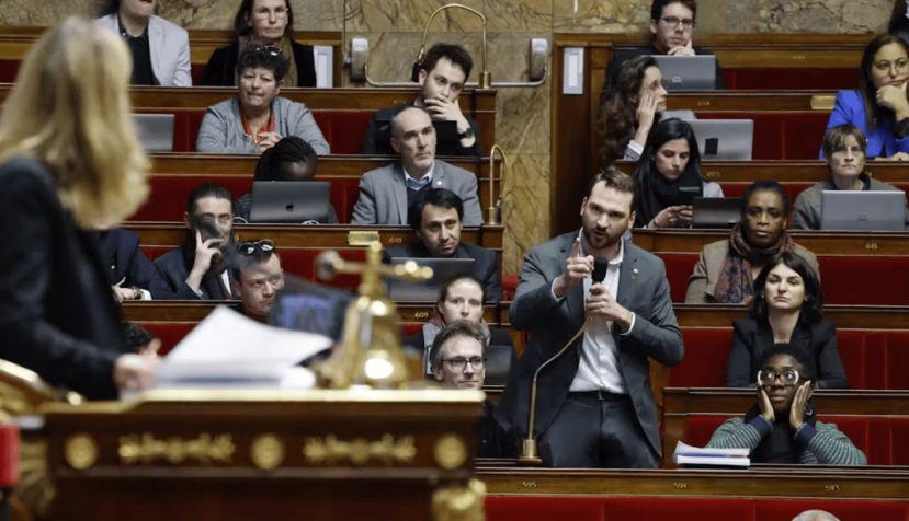 Le député LFI du Nord Ugo Bernalicis, qui a déposé le texte visant à « abroger le délit d’apologie du terrorisme du Code pénal ». De dos, Yaël Braun-Pivet, présidente de l'Assemblée nationale. Ludovic Marin/AFP