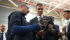 El presidente del Gobierno, Pedro Sánchez, escucha la explicación de uno de los trabajadores de Ford durante la visita a la planta. | Pool Moncloa/Borja Puig de la Bellacasa. Planta de Ford en Almussafes, Valencia - 23.7.2026