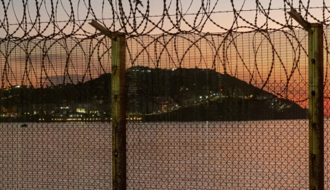 Ceuta, ciudad española en el norte de África, vista desde detrás de una valla de alambre de espino en la frontera con Marruecos. JUAN ANTONIO ORIHUELA/Shutterstock