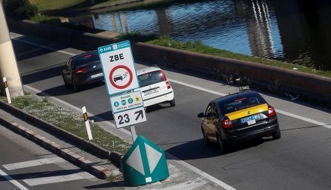 Varios vehículos circulan por la ronda litoral de Barcelona, Zona de Bajas Emisiones (ZBE). EFE/ Quique García/Archivo