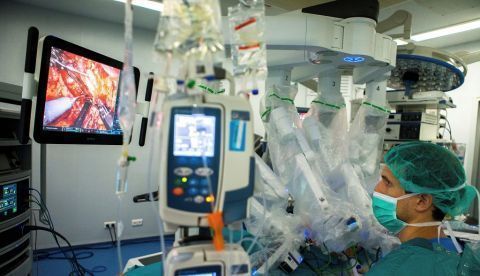 El Hospital Vall d'Hebron ha implantado por primera vez en España un esfínter urinario artificial con un robot quirúrgico a una paciente de 51 años que sufría de incontinencia urinaria severa, de la que se ha curado, en una intervención pionera que hoy detallan los urólogos que la han practicado. EFE