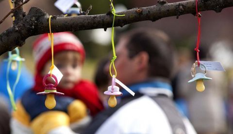 A partir del 1 de enero, el permiso de paternidad durará 16 semanas y será intransferible