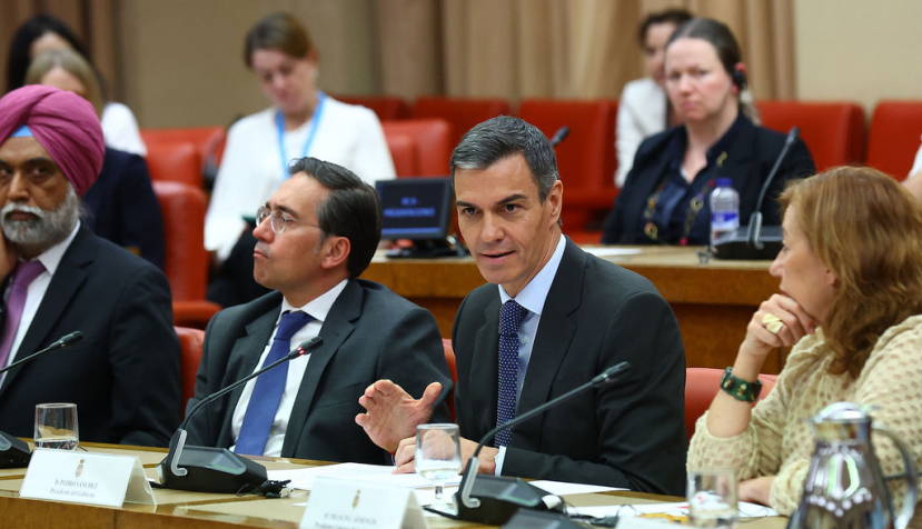 El ministro de Asuntos Exteriores, Unión Europea y Cooperación, José Manuel Albares, el presidente del Gobierno, Pedro Sánchez, y la presidenta del Congreso de los Diputados, Francina Armengol durante la reunión. | Pool Moncloa/Fernando Calvo. Congreso de los Diputados, Madrid - 22.4.2026