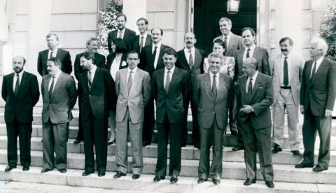 Enrique Múgica fotografiado en 1988 junto con el resto del gabinete de Felipe González. / Wikipedia