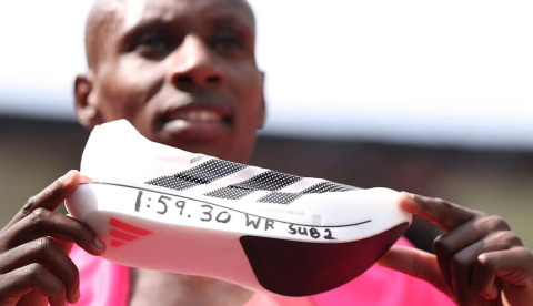 Sebastian Sawe, de Kenia, muestra una de sus zapatillas especiales tras ganar la prueba masculina del maratón de Londres. Ian Walton/AP
