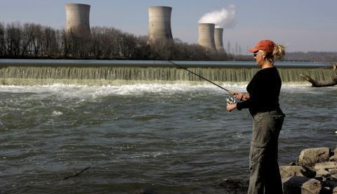 Una pescadora en el río Susquehanna cerca de la central nuclear de Three Mile Island en Middletown, Pensilvania (Estados Unidos). EFE/Archivo/Chris Gardner