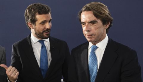 Pablo Casado y José María Aznar (d).