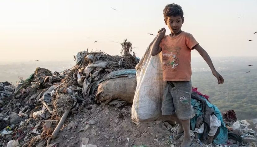 Un niño busca entre las basuras en un arrabal de la ciudad de Nueva Delhi, en la India. Shutterstock