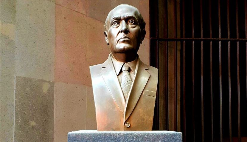 Busto de Gilberto Bosques Saldívar en la Secretaría de Relaciones Exteriores, Ciudad de México.
