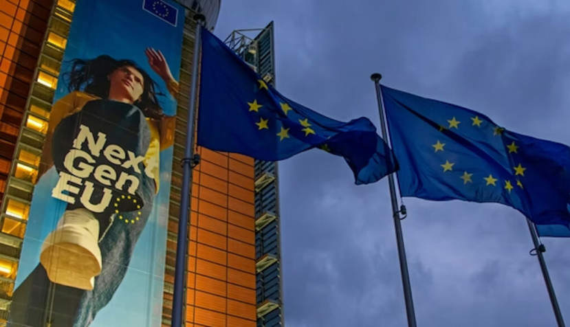 Un cartel anuncia los fondos Next Generation de la UE en la sede de la Comisión Europea en Bruselas. Artem Avetisyan/Shutterstock