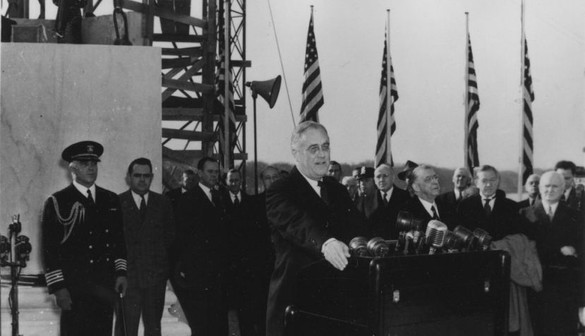 El presidente Franklin D. Roosevelt en el acto de colocación de la primera piedra del Monumento a Jefferson en Washington D. C. celebrado el 14 de noviembre de 1939, sólo diez días después de la firma de la Ley cash and carry. / Wikipedia.