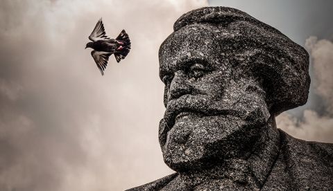 Monumento a Karl Marx frente al Teatro Bolshoi (Moscu) en una foto de Txetxu vía flickr.