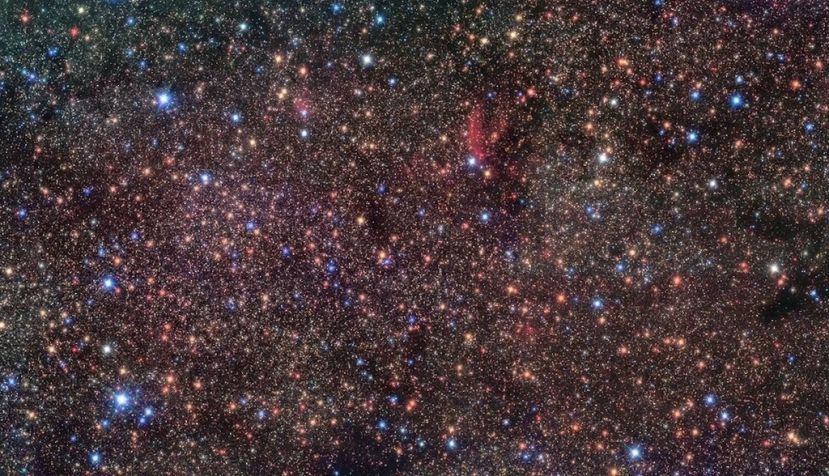 Mirando a través del polvo. Vista infrarroja de Sagitario B1, una región cercana al centro de la Vía Láctea, fotografiada con el Very Large Telescope (VLT) de ESO, en Chile. El centro de nuestra galaxia es un entorno exótico, densamente poblado de estrellas, y se ha sugerido que tiene más formación estelar que cualquier otro lugar de la Vía Láctea. ESO/Nogueras-Lara et al., CC BY-SA