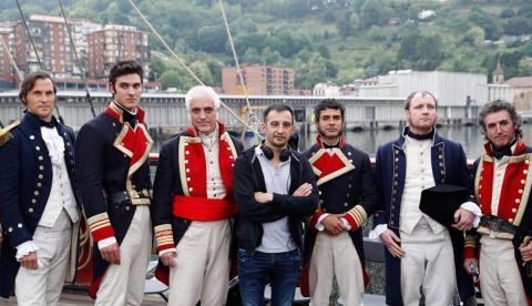 Amenábar, con varios actores durante el rodaje de 'La Fortuna'.