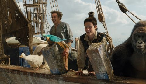 Fotograma cedido por Universal Pictures donde aparecen (de i-d) el pato Dab-Dab, el oso polar Yoshi, la lora Polynesia, Robert Downey Jr. como Dr. John Dolittle, la avestruz Plimpton, Harry Collett como Tommy Stubbin y el gorila Chee-Chee, durante una escena de la película "Dolittle" que promete aventura familiar en su desembarco en los cines este fin de semana. EFE/ Universal Pictures