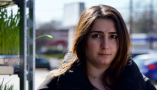  Une femme achète du sabzeh, une variété d’herbe de blé qui est un élément incontournable des tablées de Nowruz (le Nouvel An persan), au Yekta Market, une épicerie iranienne de Rockville, dans le Maryland, le 18 mars 2026. Les familles iraniennes s’efforcent de préserver leurs traditions culturelles tout en suivant l’actualité du conflit qui sévit actuellement en Iran. Amid Farahi/AFP