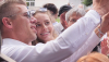  Un hombre se hace un selfie con una mujer Péter Magyar, vencedor de las últimas elecciones legislativas de Hungría, se hace un selfie con una seguidora en junio de 2024. Sarkadi Roland/Shutterstock