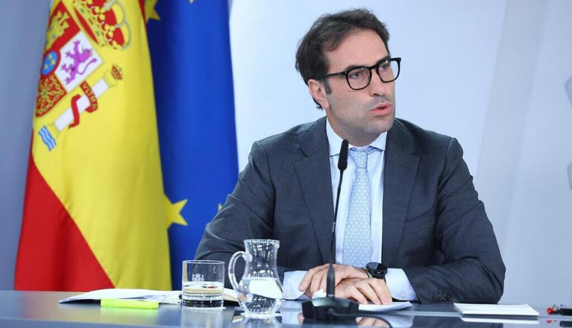 El vicepresidente primero y ministro de Economía, Comercio y Empresa, Carlos Cuerpo, durante su intervención en la rueda de prensa tras el Consejo de Ministros. (Pool Moncloa/ Fernando Calvo) 