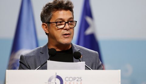 El cantante y compositor español Alejandro Sanz da un discurso, este martes, durante la inauguración del segmento de alto nivel de la Cumbre del Clima COP25, en Madrid, España. EFE/J.J. Guillen