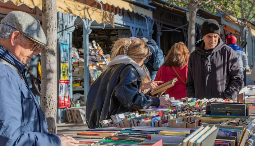  Gente revisando libros en los puestos de segunda mano en la Cuesta de Moyano de Madrid. Gente revisando libros en los puestos de segunda mano en la Cuesta de Moyano de Madrid. rui vale sousa/Shutterstock