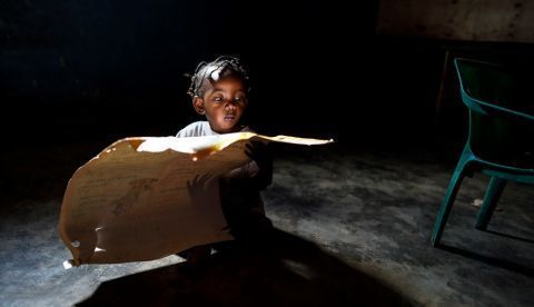 Una niña contempla un mapa de África en un orfanato de niños con VIH en Nairobi (Kenia). EFE/Archivo 	   