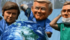 Des militants d’Oxfam, portant des masques représentant (de gauche à droite) la présidente de la Commission européenne Ursula von der Leyen, le président argentin Javier Milei, le président américain Donald Trump et le premier ministre britannique Keir Starmer, posent à Belém, le 20 novembre 2025, simulant une salle d’opération chirurgicale afin de souligner qu’à l’issue de la COP30, la planète se trouve toujours dans un état critique. Pablo Porciuncula/AFP
