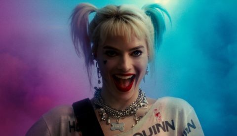 Fotograma cedido por Warner Bros. que muestra a la actriz Margot Robbie como Harley Quinn en una escena de la película "Birds of Pray". Las bravas protagonistas de "Birds of Prey", con un reparto femenino liderado por Margot Robbie, marcan la novedad principal de la cartelera de Estados Unidos en un fin de semana sin mucha actividad y en el que la atención del cine estará puesta en los Óscar que se celebran este domingo. EFE/Warner Bros