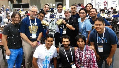Fotografía cedida hoy, lunes 7 de agosto de 2017, del equipo "Pumas", del Laboratorio de Biorrobótica de la Facultad de Ingeniería de la Universidad Nacional Autónoma de México (UNAM) y su creación, Justina (c), con la que lograron en Nagoya, Japón, el premio al Mejor Sistema de Reconocimiento de Voz y Comprensión del Lenguaje Natural. EFE/UNAM