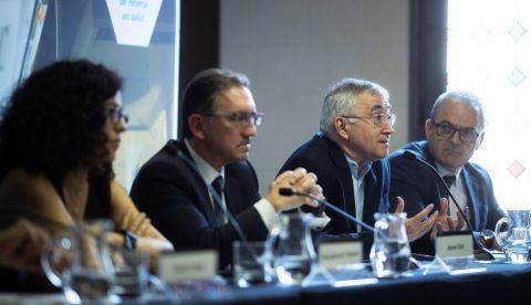 La doctora Almudena Rodríguez (i), el director general de la Fundació Bancària La Caixa, Jaume Giró (2 i), el doctor Elías Campo (3 i) y el director del Palau Macaya, Josep Ollé (d) durante la presentación de 20 proyectos clave para la investigación biomédica en España y Portugal. EFE