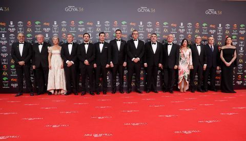 El presidente del Gobierno, Pedro Sánchez (7i) y otras autoridades, a su llegada a la entrega de los Premios Goya 2020 que se celebra esta noche en el Palacio de los Deportes José María Martín Carpena, en Málaga. EFE/Jorge Zapata.