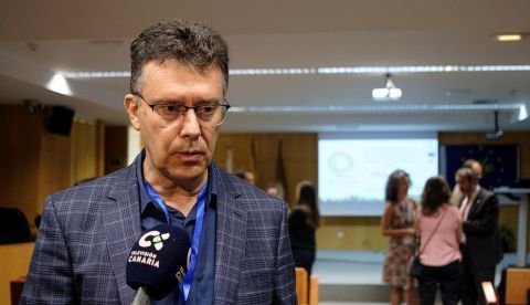 LAS PALMAS DE GRAN CANARIA, 07/10/2019.- El coordinador del proyecto europeo "Life Baqua", Mario Monzón, informa, este lunes en Las Palmas, que Gran Canaria, Tenerife y La Palma podrían ser las tres primeras islas del archipiélago en contar con plantas de extracción de fibra de platanera, un material de origen natural y biodegradable que puede emplearse para fabricar bolsas para la agricultura, pienso para peces y tejidos. EFE/Ángel Medina G.