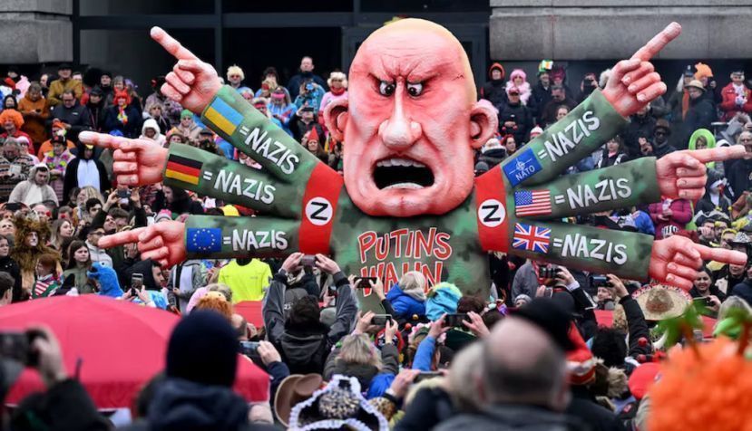 Evguéni Prigojine, le patron de Wagner, ici caricaturé lors du carnaval du Lundi des Roses à Düsseldorf le 20 février dernier, ne cesse d’appeler le pouvoir russe à durcir encore sa guerre contre l’Ukraine et ses soutiens, tous assimilés à des nazis. Il n’est pas le seul à tenir un tel discours. Ina Fassbender/AFP