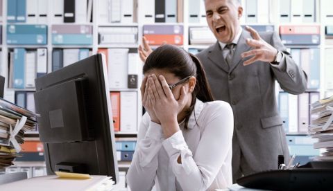 La mujer frente al narcisista, identificando al manipulador
