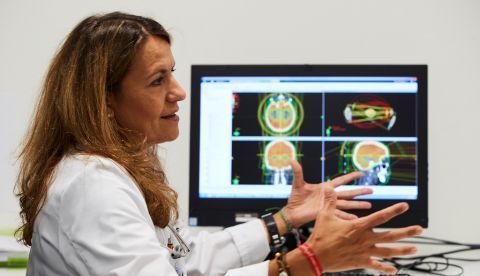 La líder de la investigación y médica adjunta del Servicio de Oncología Radioterápica, la doctora Nuria Rodríguez de Dios. EFE/Alejandro García