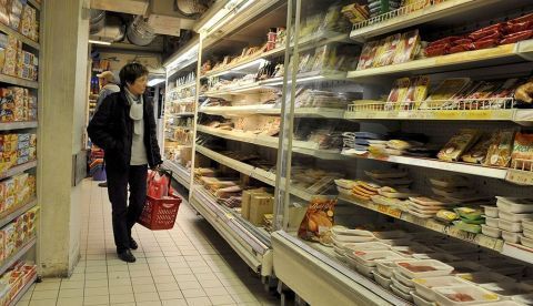 Un cliente observa las estanterías de un supermercado en París. EFE/Archivo