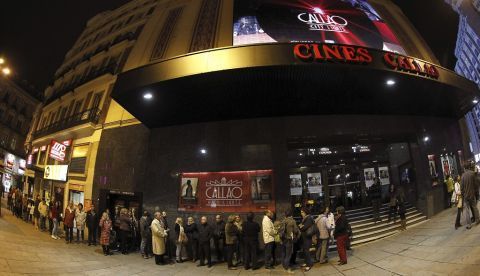 Vista de la larga cola formada a las puertas de un cine de Madrid. EFE/Kiko Huesca/Archivo