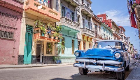 Cuando el malecón ruge…nostalgia habanera, recuerdos cubanos