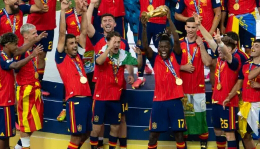 Nico Williams sostiene la Copa del Mundo. White House