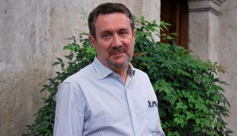 El escritor español Luisgé Martín fue registrado este sábado, durante una entrevista con Efe, en Arequipa (Perú). EFE