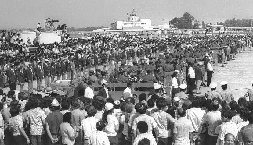 Los ataúdes de diez atletas israelíes asesinados en la masacre durante una ceremonia conmemorativa en el aeropuerto de Lod, en Israel, el 7 de septiembre de 1972. Wikimedia Commons / David Eldan/ Government Press Office Israel, CC BY-SA