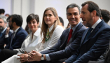 La ministra de Vivienda y Agenda Urbana, la vicepresidenta tercera y ministra para la Transición Ecológica y el Reto Demográfico, el presidente del Gobierno y el ministro de Transportes y Movilidad Sostenible, en la presentación de la propuesta del Plan Social para el Clima. | Pool Moncloa / Borja Puig de la Bellacasa. Espacio Rastro Madrid - 25.5.2026