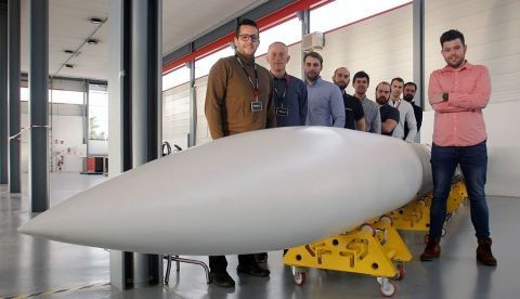El director del proyecto Raul Torres (1d), con los jefes de área con el prototipo que lanzarán el próximo año. EFE