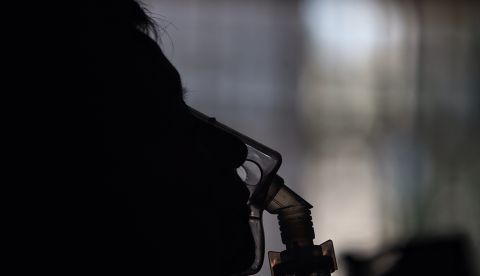 La EM es una enfermedad que ataca tres componentes críticos del sistema nervioso central: las neuronas (fibras nerviosas), la mielina (la cubierta protectora alrededor de las neuronas) y las células que producen mielina. EFE/Archivo