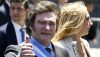  Le nouveau président argentin, Javier Milei, arrive au siège du gouvernement à Buenos Aires, accompagné de sa sœur Karina, le 10 décembre 2023. (AP Photo/Julian Bongiovanni)